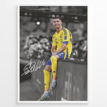 Ladda upp bild till gallerivisning, Cristiano Ronaldo sitting on barrier wearing Al Nassr yellow jersey framed plakat