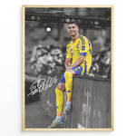 Ladda upp bild till gallerivisning, Cristiano Ronaldo sitting on barrier wearing Al Nassr yellow jersey framed plakat