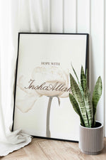 Ladda upp bild till gallerivisning, Hope With InshaAllah plakat på væg | Islamisk plakat med hvidt og beige design | Elegant vægdekoration | Inspirerende og stilfuld plakat