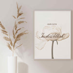 Ladda upp bild till gallerivisning, Hope With InshaAllah plakat på væg | Islamisk plakat med hvidt og beige design | Elegant vægdekoration | Inspirerende og stilfuld plakat