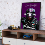 Ladda upp bild till gallerivisning, Lewis Hamilton F1-affisch | Unik design på över 20 internationella banor