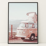 Ladda upp bild till gallerivisning, Plakat med vintage camper | Sommer og Strand Plakater | Denne plakat viser en vintage Volkswagen camper ved en kystlinje med hav og bjerge i baggrunden. Perfekt til camping- og roadtrip-entusiaster.
