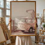Ladda upp bild till gallerivisning, Plakat med vintage camper | Sommer og Strand Plakater | Denne plakat viser en vintage Volkswagen camper ved en kystlinje med hav og bjerge i baggrunden. Perfekt til camping- og roadtrip-entusiaster.
