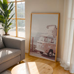 Ladda upp bild till gallerivisning, Plakat med vintage camper | Sommer og Strand Plakater | Denne plakat viser en vintage Volkswagen camper ved en kystlinje med hav og bjerge i baggrunden. Perfekt til camping- og roadtrip-entusiaster.
