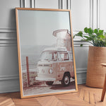 Ladda upp bild till gallerivisning, Plakat med vintage camper | Sommer og Strand Plakater | Denne plakat viser en vintage Volkswagen camper ved en kystlinje med hav og bjerge i baggrunden. Perfekt til camping- og roadtrip-entusiaster.
