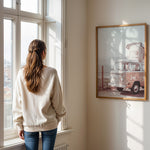 Ladda upp bild till gallerivisning, Plakat med vintage camper | Sommer og Strand Plakater | Denne plakat viser en vintage Volkswagen camper ved en kystlinje med hav og bjerge i baggrunden. Perfekt til camping- og roadtrip-entusiaster.
