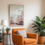 Ladda upp bild till gallerivisning, Plakat med vintage camper | Sommer og Strand Plakater | Denne plakat viser en vintage Volkswagen camper ved en kystlinje med hav og bjerge i baggrunden. Perfekt til camping- og roadtrip-entusiaster.
