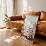 Ladda upp bild till gallerivisning, Plakat med vintage camper | Sommer og Strand Plakater | Denne plakat viser en vintage Volkswagen camper ved en kystlinje med hav og bjerge i baggrunden. Perfekt til camping- og roadtrip-entusiaster.
