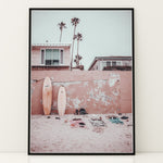 Ladda upp bild till gallerivisning, Plakat med surfbrætter | Sommer og Strand Plakater | Denne plakat viser flere surfbrætter opstillet lodret i forskellige pastelfarver som hvid, pink og grøn. Perfekt til surf- og strandelskere.
