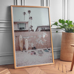 Ladda upp bild till gallerivisning, Plakat med surfbrætter | Sommer og Strand Plakater | Denne plakat viser flere surfbrætter opstillet lodret i forskellige pastelfarver som hvid, pink og grøn. Perfekt til surf- og strandelskere.
