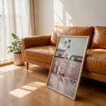 Ladda upp bild till gallerivisning, Plakat med surfbrætter | Sommer og Strand Plakater | Denne plakat viser flere surfbrætter opstillet lodret i forskellige pastelfarver som hvid, pink og grøn. Perfekt til surf- og strandelskere.
