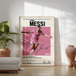 Ladda upp bild till gallerivisning, Fodbold plakat | Fodbold plakater | Lionel Messi Fodbold Plakat i Lyserød Trøje | Perfekt til Passionerede Fans | Plakaty.dk
