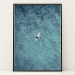 Ladda upp bild till gallerivisning, Plakat med surfer på bræt | Sommer og Strand Plakater | Dette luftfoto viser en person på et surfbræt midt i et stort, bølgende blåt-grønt hav. Perfekt til strand- og vandeventyrere.
