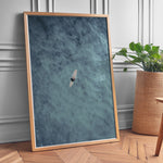 Ladda upp bild till gallerivisning, Plakat med surfer på bræt | Sommer og Strand Plakater | Dette luftfoto viser en person på et surfbræt midt i et stort, bølgende blåt-grønt hav. Perfekt til strand- og vandeventyrere.
