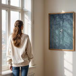 Ladda upp bild till gallerivisning, Plakat med surfer på bræt | Sommer og Strand Plakater | Dette luftfoto viser en person på et surfbræt midt i et stort, bølgende blåt-grønt hav. Perfekt til strand- og vandeventyrere.
