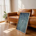 Ladda upp bild till gallerivisning, Plakat med surfer på bræt | Sommer og Strand Plakater | Dette luftfoto viser en person på et surfbræt midt i et stort, bølgende blåt-grønt hav. Perfekt til strand- og vandeventyrere.
