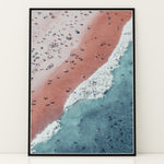 Ladda upp bild till gallerivisning, Plakat med strandliv | Sommer og Strand Plakater | Luftfoto af en strand med mennesker, rødt-pink sand og turkisblå hav. Perfekt til strandelskere og eventyrere.
