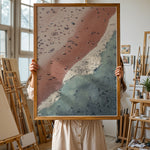 Ladda upp bild till gallerivisning, Plakat med strandliv | Sommer og Strand Plakater | Luftfoto af en strand med mennesker, rødt-pink sand og turkisblå hav. Perfekt til strandelskere og eventyrere.
