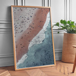 Ladda upp bild till gallerivisning, Plakat med strandliv | Sommer og Strand Plakater | Luftfoto af en strand med mennesker, rødt-pink sand og turkisblå hav. Perfekt til strandelskere og eventyrere.
