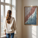Ladda upp bild till gallerivisning, Plakat med strandliv | Sommer og Strand Plakater | Luftfoto af en strand med mennesker, rødt-pink sand og turkisblå hav. Perfekt til strandelskere og eventyrere.
