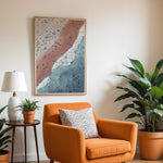 Ladda upp bild till gallerivisning, Plakat med strandliv | Sommer og Strand Plakater | Luftfoto af en strand med mennesker, rødt-pink sand og turkisblå hav. Perfekt til strandelskere og eventyrere.

