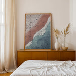Ladda upp bild till gallerivisning, Plakat med strandliv | Sommer og Strand Plakater | Luftfoto af en strand med mennesker, rødt-pink sand og turkisblå hav. Perfekt til strandelskere og eventyrere.
