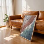 Ladda upp bild till gallerivisning, Plakat med strandliv | Sommer og Strand Plakater | Luftfoto af en strand med mennesker, rødt-pink sand og turkisblå hav. Perfekt til strandelskere og eventyrere.
