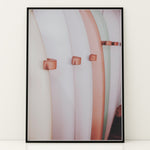 Ladda upp bild till gallerivisning, Plakat med surfbrætter | Sommer og Strand Plakater | Denne plakat viser flere surfbrætter opstillet lodret i forskellige pastelfarver som hvid, pink og grøn. Perfekt til surf- og strandelskere.
