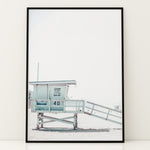 Ladda upp bild till gallerivisning, Plakat med livredders tårn | Sommer og Strand Plakater | Denne plakat viser et lyseblåt livredders tårn med en rampe og tekst “LIFEGUARD OFF-DUTY KEEP OFF”. Perfekt til strandelskere.

