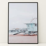 Ladda upp bild till gallerivisning, Plakat med livredders tårn | Sommer og Strand Plakater | Denne plakat viser et lyseblåt livredders tårn med en rampe og tekst “LIFEGUARD OFF-DUTY KEEP OFF”. Perfekt til strandelskere.
