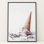 Ladda upp bild till gallerivisning, Plakat med isvaffel | Sommer og Strand Plakater | Denne plakat viser en vaffelis, der er væltet og smelter, omgivet af små lavendelfarvede blomster. Perfekt til is- og sommerelskere.
