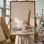 Ladda upp bild till gallerivisning, Plakat med isvaffel | Sommer og Strand Plakater | Denne plakat viser en vaffelis, der er væltet og smelter, omgivet af små lavendelfarvede blomster. Perfekt til is- og sommerelskere.
