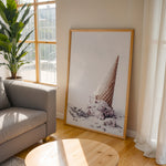 Ladda upp bild till gallerivisning, Plakat med isvaffel | Sommer og Strand Plakater | Denne plakat viser en vaffelis, der er væltet og smelter, omgivet af små lavendelfarvede blomster. Perfekt til is- og sommerelskere.
