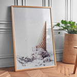 Ladda upp bild till gallerivisning, Plakat med isvaffel | Sommer og Strand Plakater | Denne plakat viser en vaffelis, der er væltet og smelter, omgivet af små lavendelfarvede blomster. Perfekt til is- og sommerelskere.

