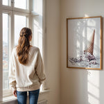 Ladda upp bild till gallerivisning, Plakat med isvaffel | Sommer og Strand Plakater | Denne plakat viser en vaffelis, der er væltet og smelter, omgivet af små lavendelfarvede blomster. Perfekt til is- og sommerelskere.
