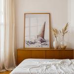 Ladda upp bild till gallerivisning, Plakat med isvaffel | Sommer og Strand Plakater | Denne plakat viser en vaffelis, der er væltet og smelter, omgivet af små lavendelfarvede blomster. Perfekt til is- og sommerelskere.
