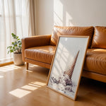 Ladda upp bild till gallerivisning, Plakat med isvaffel | Sommer og Strand Plakater | Denne plakat viser en vaffelis, der er væltet og smelter, omgivet af små lavendelfarvede blomster. Perfekt til is- og sommerelskere.
