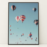 Ladda upp bild till gallerivisning, Plakat med luftballoner | Sommer og Strand Plakater | Denne plakat viser mange farverige luftballoner i en klar blå himmel. Perfekt til dem, der elsker eventyr og frihed.
