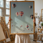 Ladda upp bild till gallerivisning, Plakat med luftballoner | Sommer og Strand Plakater | Denne plakat viser mange farverige luftballoner i en klar blå himmel. Perfekt til dem, der elsker eventyr og frihed.
