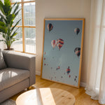 Ladda upp bild till gallerivisning, Plakat med luftballoner | Sommer og Strand Plakater | Denne plakat viser mange farverige luftballoner i en klar blå himmel. Perfekt til dem, der elsker eventyr og frihed.
