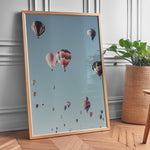 Ladda upp bild till gallerivisning, Plakat med luftballoner | Sommer og Strand Plakater | Denne plakat viser mange farverige luftballoner i en klar blå himmel. Perfekt til dem, der elsker eventyr og frihed.

