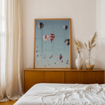 Ladda upp bild till gallerivisning, Plakat med luftballoner | Sommer og Strand Plakater | Denne plakat viser mange farverige luftballoner i en klar blå himmel. Perfekt til dem, der elsker eventyr og frihed.
