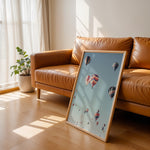 Ladda upp bild till gallerivisning, Plakat med luftballoner | Sommer og Strand Plakater | Denne plakat viser mange farverige luftballoner i en klar blå himmel. Perfekt til dem, der elsker eventyr og frihed.
