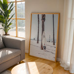 Ladda upp bild till gallerivisning, Poster med surfbräda vid palmträd | Sommar- och strandposters

