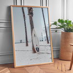 Ladda upp bild till gallerivisning, Poster med surfbräda vid palmträd | Sommar- och strandposters
