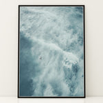 Ladda upp bild till gallerivisning, Plakat med surfer i havet | Sommer og Strand Plakater | Denne plakat viser en mand, der surfer på en stor bølge i havet. Perfekt til surfere og eventyrere.

