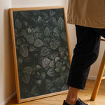 Ladda upp bild till gallerivisning, Grøn Inspiration | Plakater med frodige motiver til stuen | Plakat med grønne planter, botanisk kunst og naturplanter, ideel til at tilføje et organisk og livligt præg til dit hjem.
