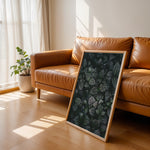 Ladda upp bild till gallerivisning, Grøn Inspiration | Plakater med frodige motiver til stuen | Plakat med grønne planter, botanisk kunst og naturplanter, ideel til at tilføje et organisk og livligt præg til dit hjem.
