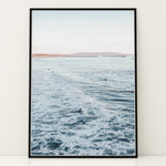 Ladda upp bild till gallerivisning, Plakat med surfbrætter | Sommer og Strand Plakater | Denne plakat viser flere surfbrætter opstillet lodret i forskellige pastelfarver som hvid, pink og grøn. Perfekt til surf- og strandelskere.
