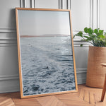 Ladda upp bild till gallerivisning, Plakat med surfbrætter | Sommer og Strand Plakater | Denne plakat viser flere surfbrætter opstillet lodret i forskellige pastelfarver som hvid, pink og grøn. Perfekt til surf- og strandelskere.
